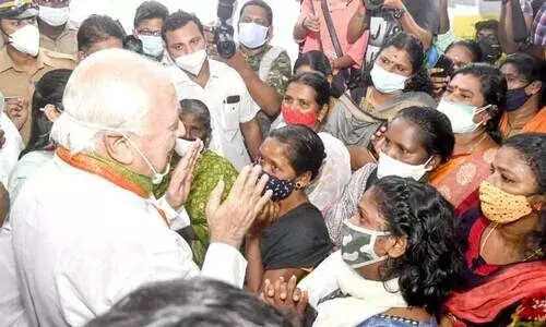 ദുരിതാശ്വാസ ക്യാമ്പിൽ കഴിയുന്നവരെ ഗവർണർ സന്ദർശിച്ചു