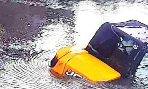 മണ്ണുമാ​ന്തി മുങ്ങി; ഡ്രൈവറെ രക്ഷപ്പെടുത്തി