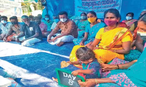 അം​ബേ​ദ്ക​ർ കോ​ള​നി​വാ​സി​ക​ളു​ടെ കു​ടി​ൽ​കെ​ട്ടി സ​മ​രം എ​ട്ട് ദി​വ​സം പി​ന്നി​ട്ടു