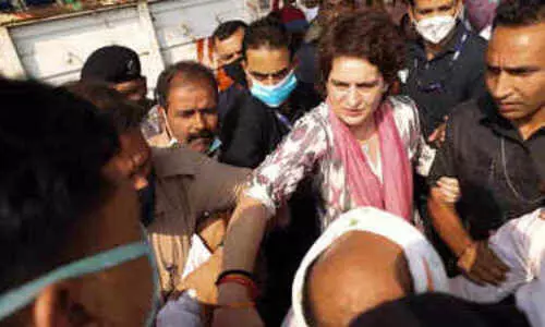 പ്രതിഷേധം ഫലം കണ്ടു; ആഗ്രയിലേക്ക് പോകാൻ പ്രിയങ്ക ഗാന്ധിക്ക് യു.പി പൊലീസിന്റെ അനുമതി പ്രതിഷേധം ഫലം കണ്ടു; ആഗ്രയിലേക്ക് പോകാൻ പ്രിയങ്ക ഗാന്ധിക്ക് യു.പി പൊലീസിന്റെ അനുമതി