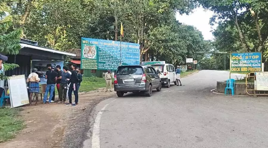 യാത്രാനിയന്ത്രണം ദീർഘിപ്പിച്ച് കർണാടക; വലഞ്ഞ് മലയാളി യാത്രക്കാർ