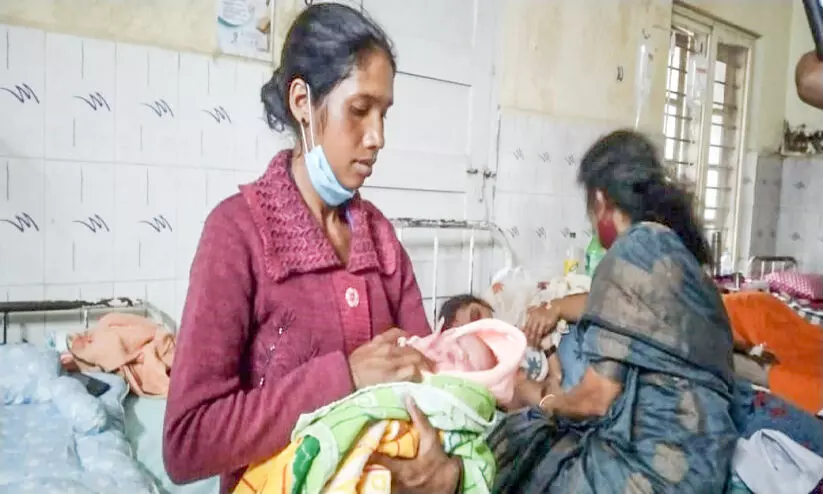 യു​വ​തി​ക്ക് ആം​ബു​ല​ന്‍സി​ല്‍ സു​ഖ​പ്ര​സ​വം