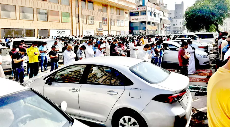 പള്ളികളിൽ സാമൂഹിക അകലം ഒഴിവാക്കും പള്ളികളിൽ സാമൂഹിക അകലം ഒഴിവാക്കും