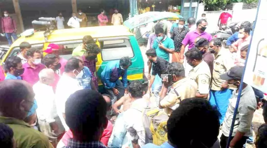 യുവതിയെ നടുറോഡില്‍ കഴുത്ത് ഞെരിച്ച് കൊല്ലാൻ ശ്രമം