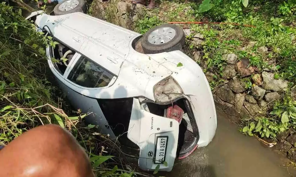 നിയന്ത്രണം വിട്ട് കാർ തോട്ടിലേക്ക് മറിഞ്ഞു നിയന്ത്രണം വിട്ട് കാർ തോട്ടിലേക്ക് മറിഞ്ഞു