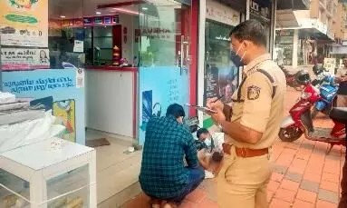 മൊബൈൽ കട കുത്തിത്തുറന്ന് മോഷണം മൊബൈൽ കട കുത്തിത്തുറന്ന് മോഷണം