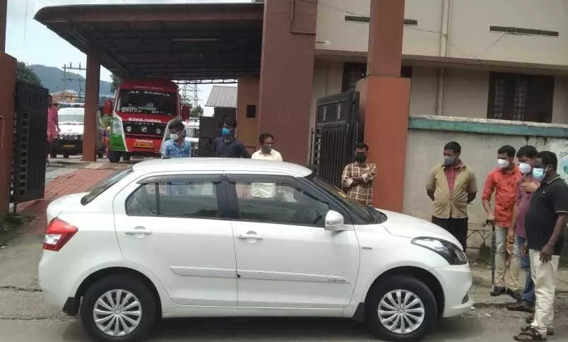 ആശുപത്രി ഗേറ്റിന് മുന്നില്‍ കാര്‍ നിര്‍ത്തിയിട്ടു; ആംബുലൻസ് കുടുങ്ങി, യുവാവിനെതിരെ കേസ്