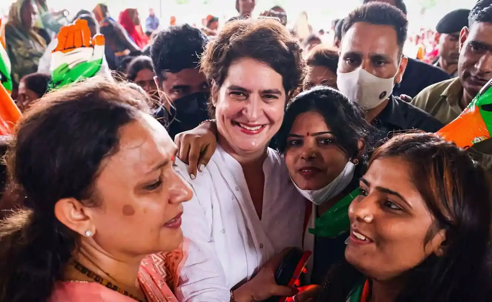 വിദ്യാർഥിനികൾക്ക് സ്മാർട്ട്ഫോണും സ്കൂട്ടിയും വാഗ്ദാനം ചെയ്ത് പ്രിയങ്ക വിദ്യാർഥിനികൾക്ക് സ്മാർട്ട്ഫോണും സ്കൂട്ടിയും വാഗ്ദാനം ചെയ്ത് പ്രിയങ്ക