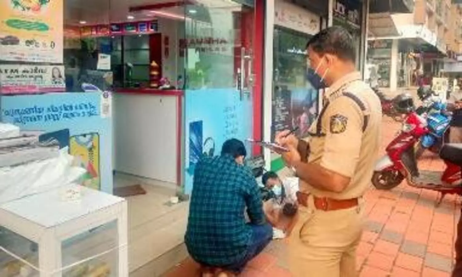 മൊബൈൽ കട കുത്തിത്തുറന്ന് മോഷണം