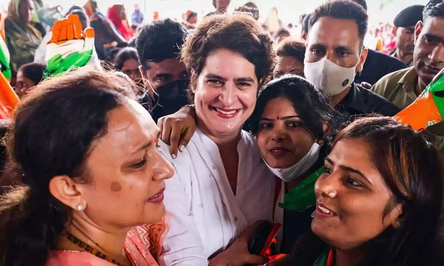 വിദ്യാർഥിനികൾക്ക്​ സ്മാർട്ട്ഫോണും സ്കൂട്ടിയും വാഗ്​ദാനം ചെയ്​ത്​ പ്രിയങ്ക