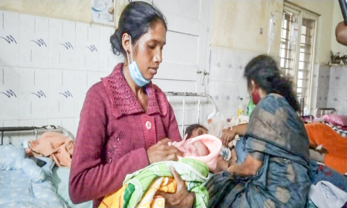 യു​വ​തി​ക്ക് ആം​ബു​ല​ന്‍സി​ല്‍ സു​ഖ​പ്ര​സ​വം