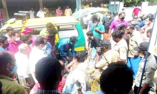 യുവതിയെ നടുറോഡില്‍ കഴുത്ത് ഞെരിച്ച് കൊല്ലാൻ ശ്രമം