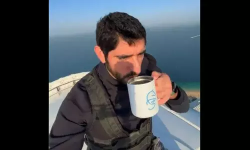 ലോകത്തിലെ ഏറ്റവും വലിയ ഫെറി വീലിന്​ മുകളിലിരുന്ന്​ ചായകുടിച്ച്​ ദുബൈ കിരീടാവകാശി; വീഡിയോ വൈറൽ