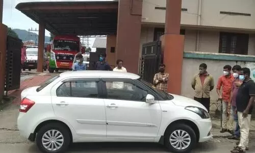 ആശുപത്രി ഗേറ്റിന് മുന്നില്‍ കാര്‍ നിര്‍ത്തിയിട്ടു; ആംബുലൻസ് കുടുങ്ങി, യുവാവിനെതിരെ കേസ്