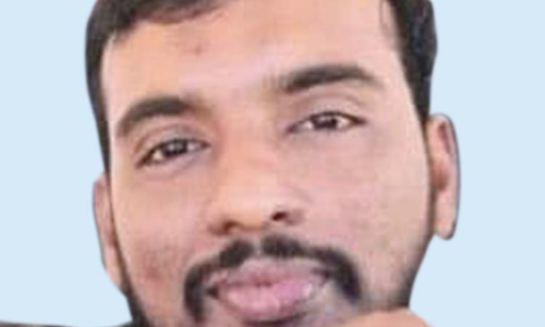 റോ​ഡി​ലെ കു​ഴി​യി​ൽ വീ​ണ് പ​രി​ക്കേ​റ്റ സ്കൂ​ട്ട​ർ യാ​ത്രി​ക​ൻ മ​രി​ച്ചു