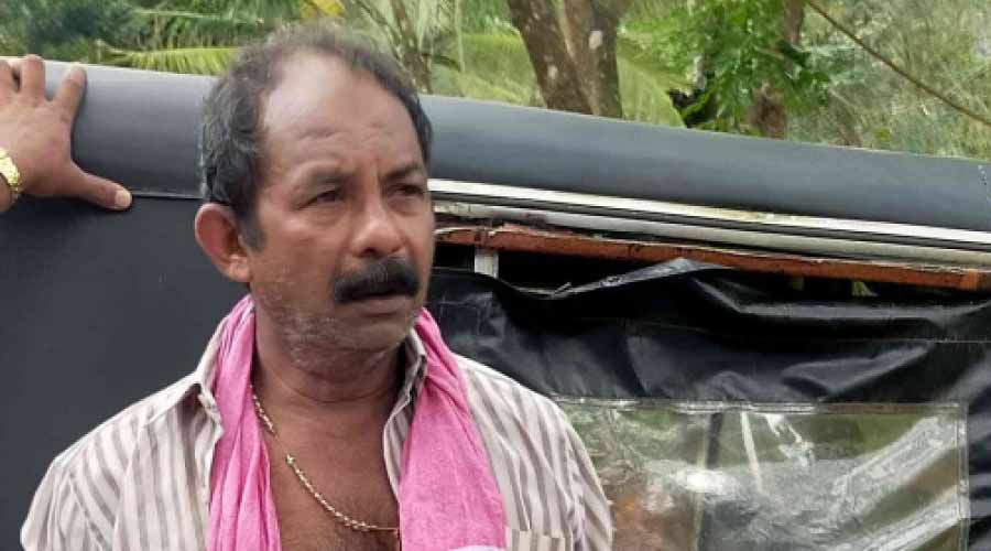 അവള് ജനല്കമ്പിയില് പിടിച്ചുനില്ക്കുന്നതാണ് അവസാനമായി കണ്ടത്.. അവള് ജനല്കമ്പിയില് പിടിച്ചുനില്ക്കുന്നതാണ് അവസാനമായി കണ്ടത്..