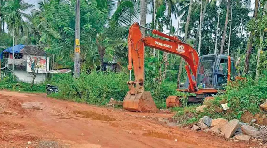റോഡ്​ പ്രവൃത്തി സ​മ​യ​ബ​ന്ധി​ത​മാ​യി പൂർത്തിയാക്കിയില്ല, കരാറുകാരനെ ഒഴിവാക്കി