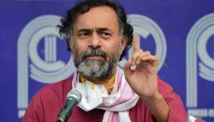 ലഖിംപൂർ ഖേരി സംഘർഷത്തിൽ മരിച്ച ബി.ജെ.പി പ്രവർത്തകന്‍റെ വീട്​ സന്ദർശിച്ച യോഗേന്ദ്ര യാദവിനെ സസ്​പെൻഡ്​ ചെയ്​ത്​ സംയുക്​ത കിസാൻ മോർച്ച