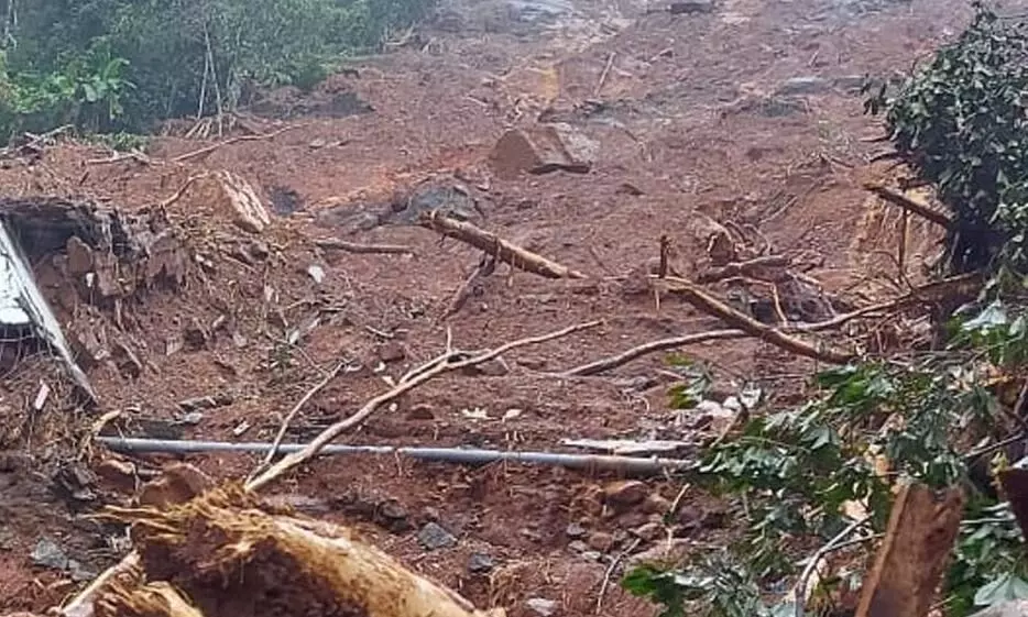 തീരമിടിച്ചിൽ രൂക്ഷം; ഭൂമി നഷ്ടപ്പെട്ട് കുടുംബങ്ങൾ ഓരോ പ്രളയത്തിലും വൻ തോതിൽ തീരം ഇല്ലാതാകുന്നു തീരമിടിച്ചിൽ രൂക്ഷം; ഭൂമി നഷ്ടപ്പെട്ട് കുടുംബങ്ങൾ ഓരോ പ്രളയത്തിലും വൻ തോതിൽ തീരം ഇല്ലാതാകുന്നു