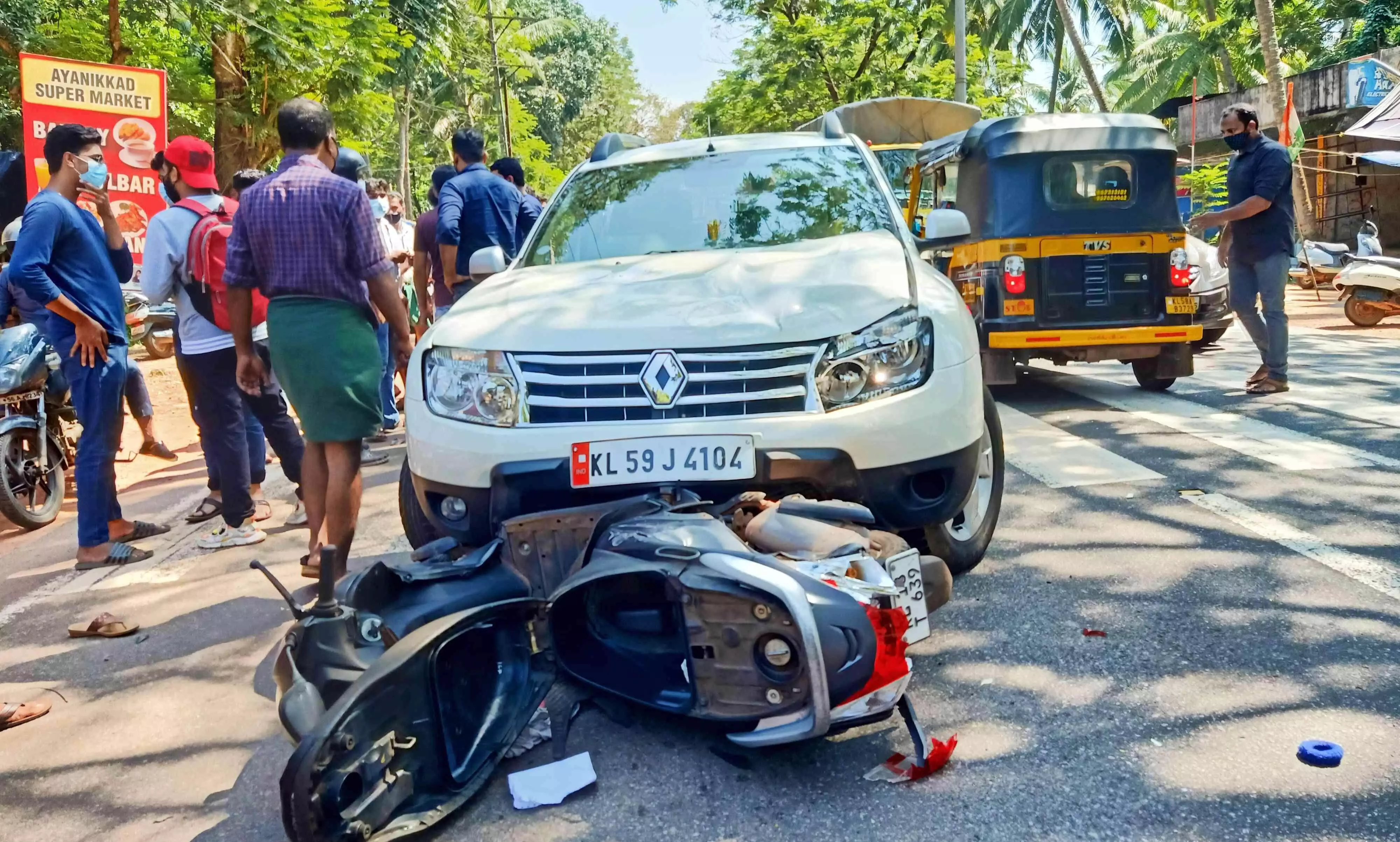 കാറിടിച്ച് സ്കൂട്ടർ യാത്രികർക്ക് പരിക്കേറ്റു കാറിടിച്ച് സ്കൂട്ടർ യാത്രികർക്ക് പരിക്കേറ്റു
