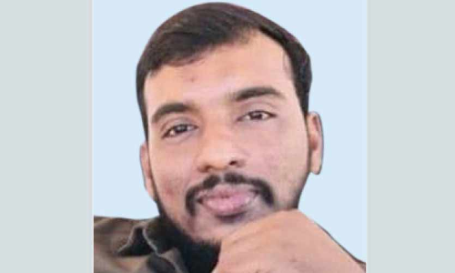 റോ​ഡി​ലെ കു​ഴി​യി​ൽ വീ​ണ് പ​രി​ക്കേ​റ്റ സ്കൂ​ട്ട​ർ യാ​ത്രി​ക​ൻ മ​രി​ച്ചു