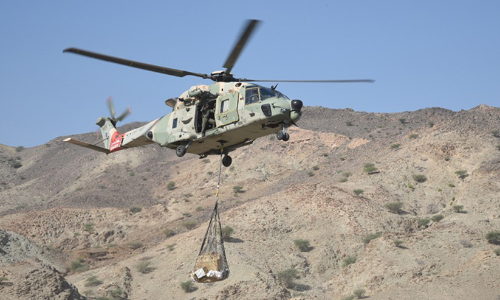 ഉ​ൾ​ഗ്രാ​മ​ത്തി​ലേ​ക്ക്​ ഹെ​ലി​കോ​പ്ട​ർ വ​ഴി ഭ​ക്ഷ്യ​വ​സ്​​തു​ക്ക​ൾ എ​ത്തി​ച്ചു