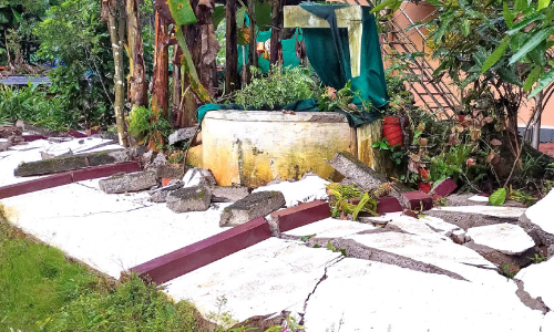 പെയ്​തു തീരാതെ ദുരിതം; ഇ​ടി​മി​ന്ന​ലി​നെ തു​ട​ർ​ന്ന്​ പ​ല​യി​ട​ങ്ങ​ളി​ലും വീ​ട്ടു​പ​ക​ര​ണ​ങ്ങ​ള​ും ന​ശി​ച്ചു