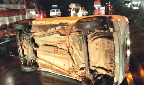 ബൈ​ക്കിലിടിച്ച് കാർ മറിഞ്ഞു; നാ​ലു​പേ​ർ​ക്ക് പ​രി​ക്ക്