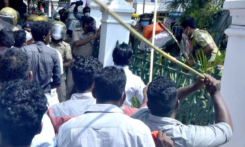 കോ​ർ​പ​റേ​ഷ​ൻ അ​ഴി​മ​തി: യൂ​ത്ത് കോ​ൺ​ഗ്ര​സ്  മാ​ർ​ച്ചി​ൽ സം​ഘ​ർ​ഷം, ലാ​ത്തി​ച്ചാ​ർ​ജ്