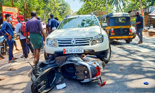 കാറിടിച്ച് സ്കൂട്ടർ യാത്രികർക്ക് പരിക്കേറ്റു