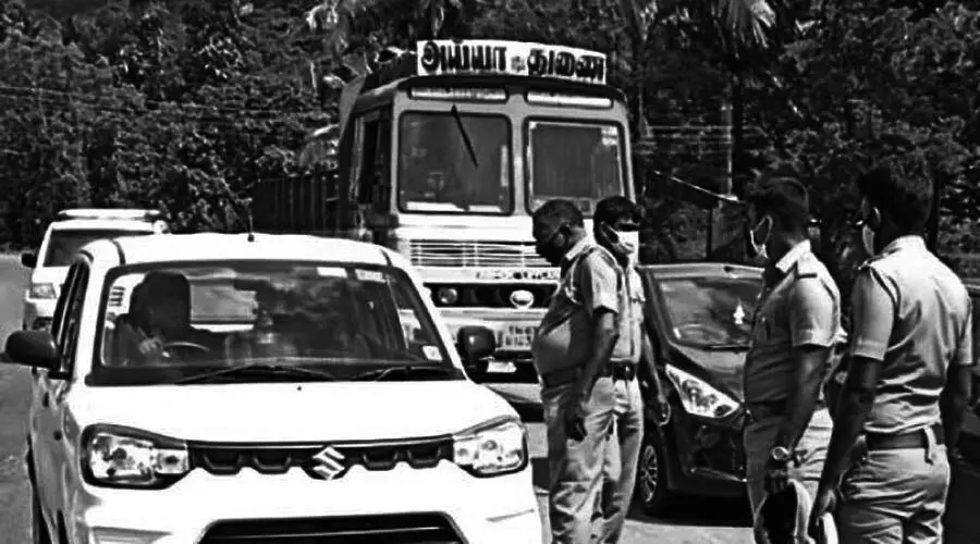 രാത്രി പുകപരിശോധന സർട്ടിഫിക്കറ്റ് തേടിയിറങ്ങി ജനത്തെ പിഴിഞ്ഞ് പൊലീസ് രാത്രി പുകപരിശോധന സർട്ടിഫിക്കറ്റ് തേടിയിറങ്ങി ജനത്തെ പിഴിഞ്ഞ് പൊലീസ്