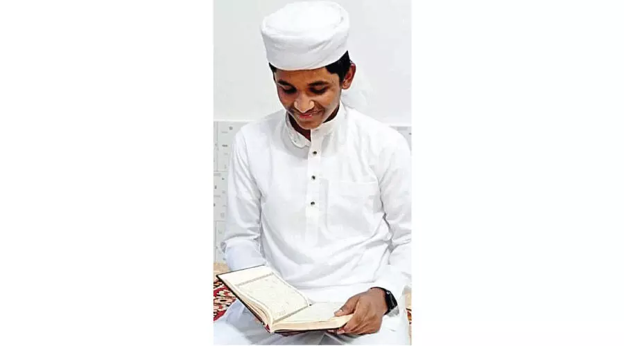 ദുരന്തങ്ങളെ മനക്കരുത്തിൽ അതിജീവിച്ചു; ഖുർആൻ മനഃപാഠമാക്കി ഷാഫി ദുരന്തങ്ങളെ മനക്കരുത്തിൽ അതിജീവിച്ചു; ഖുർആൻ മനഃപാഠമാക്കി ഷാഫി