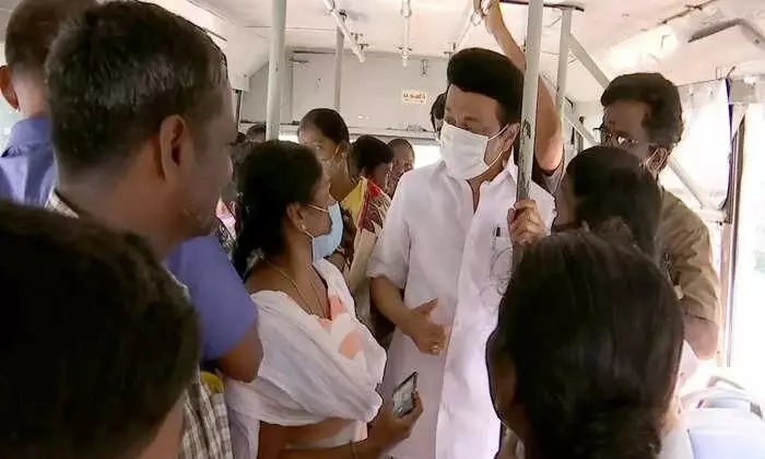 സർക്കാർ ബസിൽ മിന്നൽ പരിശോധനയുമായി എം.കെ സ്റ്റാലിൻ, അമ്പരന്ന് യാത്രക്കാർ സർക്കാർ ബസിൽ മിന്നൽ പരിശോധനയുമായി എം.കെ സ്റ്റാലിൻ, അമ്പരന്ന് യാത്രക്കാർ