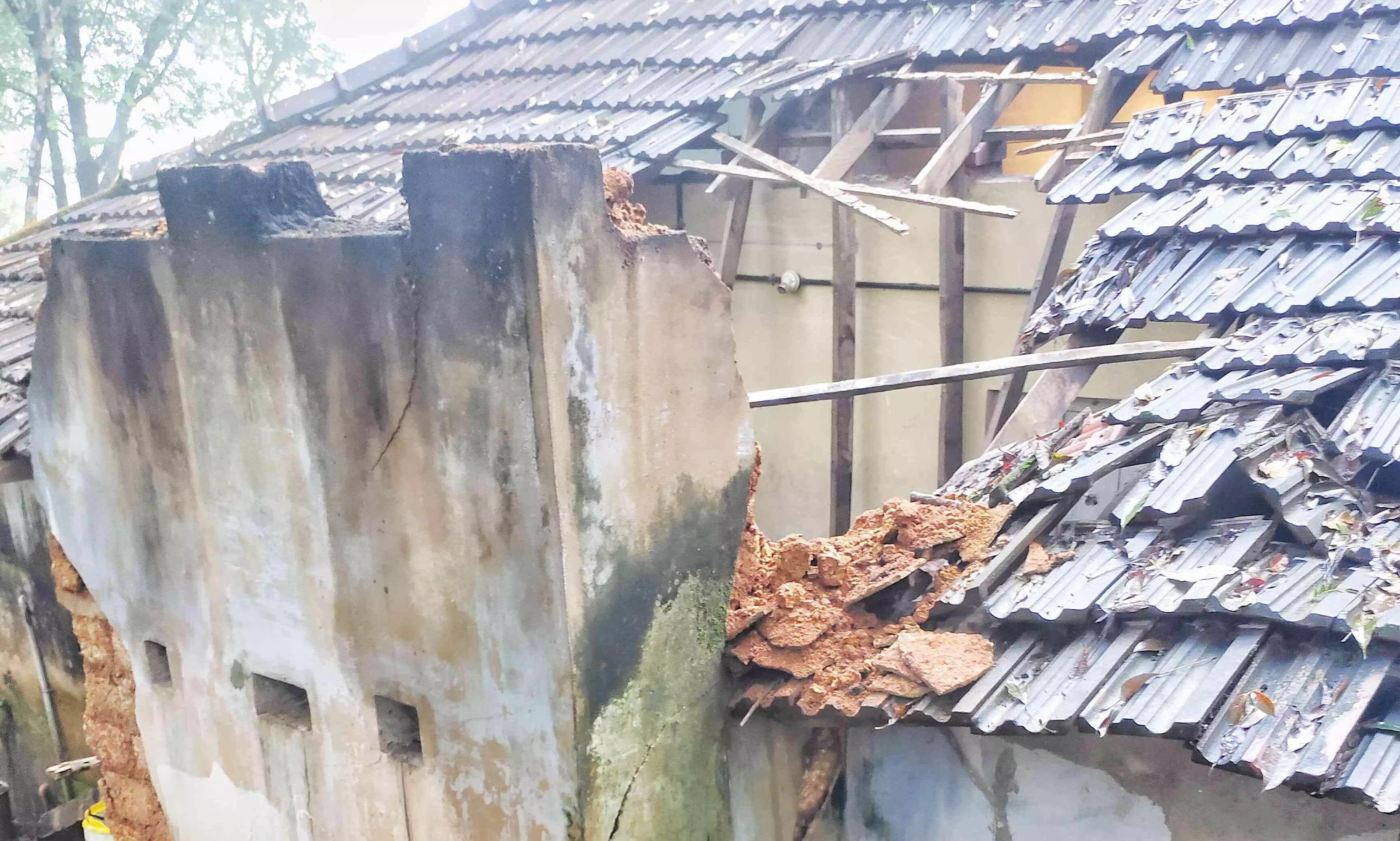 നിർധന കുടുംബത്തി​ന്‍റെ വീട് തകർന്നു