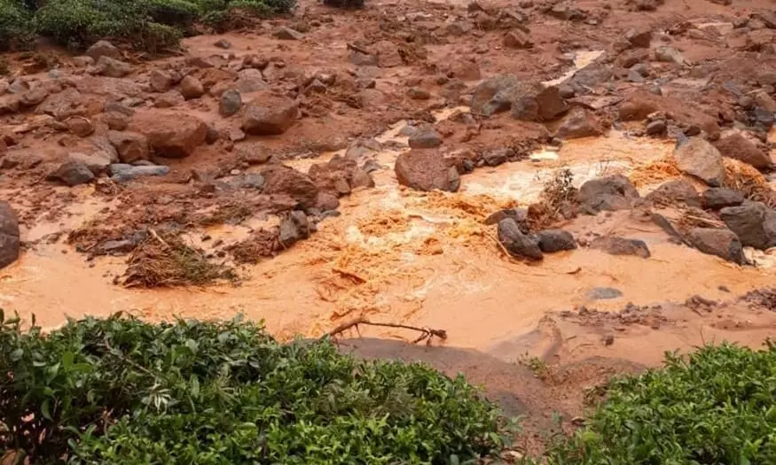 മണക്കയത്ത് ജനവാസ മേഖലയില്‍ ഉരുള്‍പൊട്ടി; അഞ്ച് കുടുംബങ്ങളിലെ 20ഓളം പേർ ഒറ്റപ്പെട്ടു