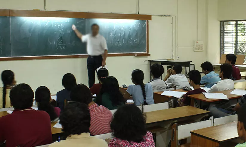 എയ്ഡഡ് അധ്യാപകർ സർക്കാർ മുദ്ര ഉപയോഗിക്കരുത്, ഉത്തരവ് വിവാദമായതോടെ റദ്ദാക്കി
