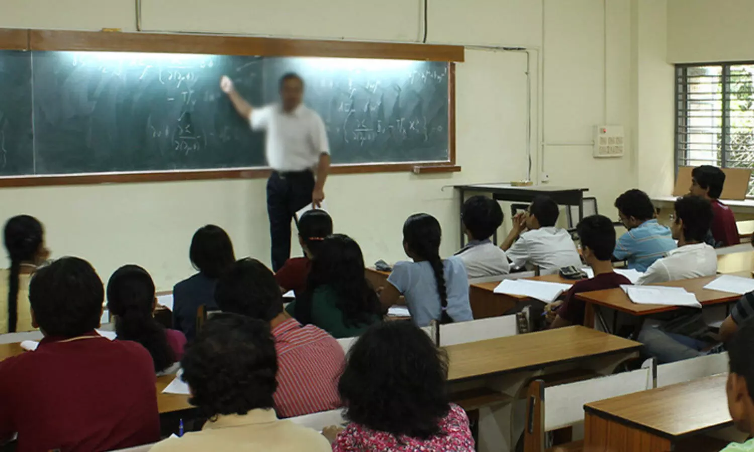 എയ്ഡഡ് അധ്യാപകർ സർക്കാർ മുദ്ര ഉപയോഗിക്കരുത്, ഉത്തരവ് വിവാദമായതോടെ റദ്ദാക്കി