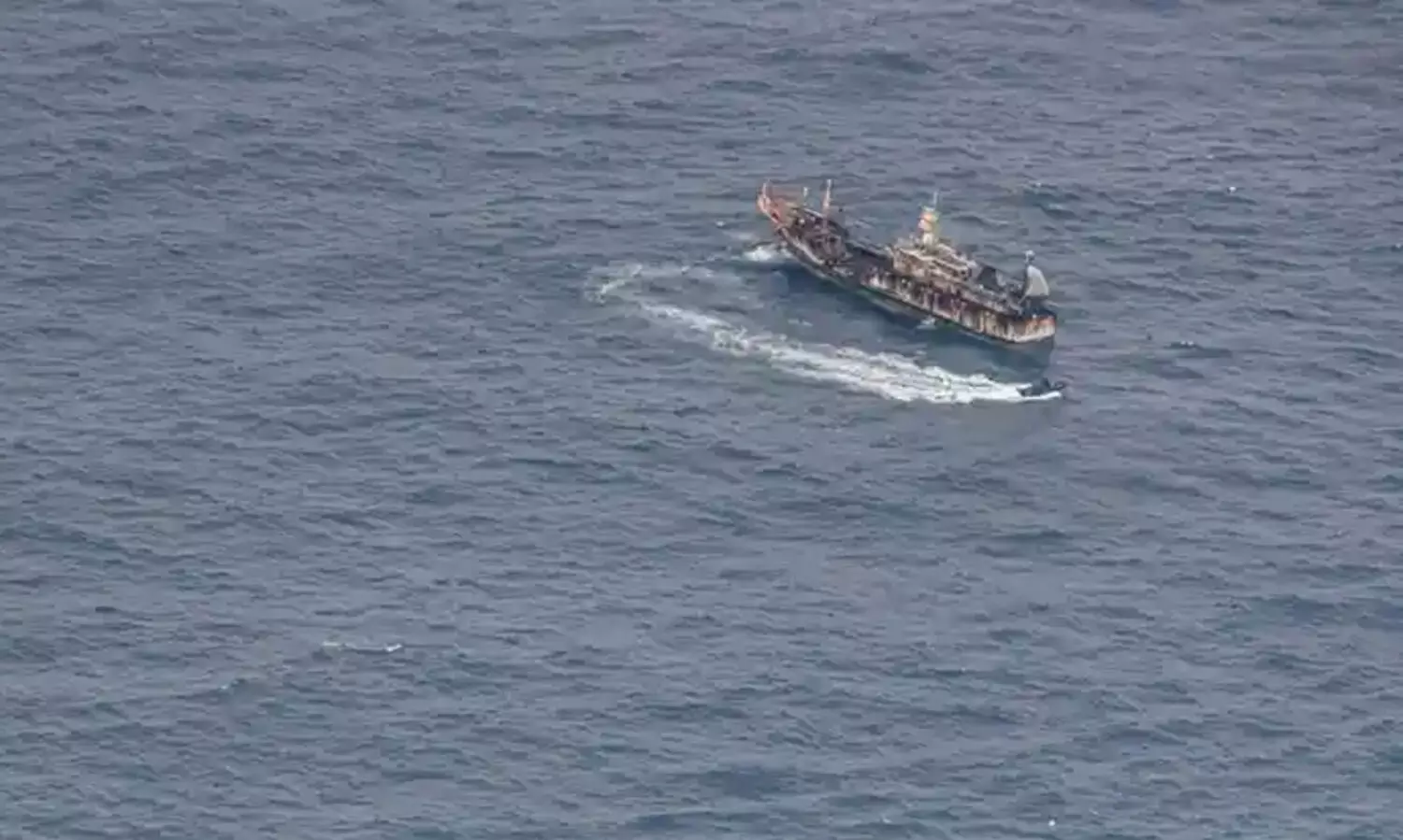 യന്ത്രത്തകരാർ മൂലം കടലിൽ ഒഴുകി നടന്ന ബോട്ട് കരയ്ക്കെത്തിച്ചു