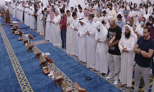 ഒന്നര വർഷത്തിനു​ ശേഷം തോളോടുതോൾ ചേർന്ന്​ നമസ്​കാരം