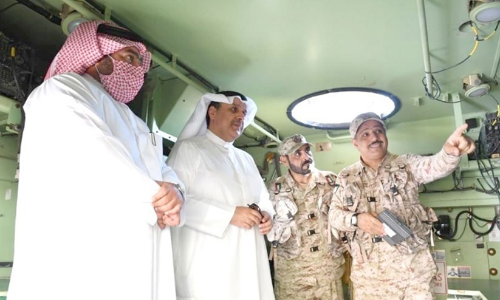 പ്ര​തി​രോ​ധ മ​ന്ത്രി സൈ​നി​ക കേ​ന്ദ്ര​ങ്ങ​ൾ സ​ന്ദ​ർ​ശി​ച്ചു