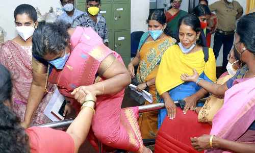 വീ​ട്ടു​ക​രം ത​ട്ടി​പ്പ്: പ്രതിഷേധം ആളി; മേ​യ​ര്‍ ആ​ര്യ രാ​ജേ​ന്ദ്ര​നെത്തിയത് പൊലീസ് കാവലില്‍