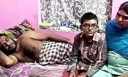 തെങ്ങില്‍നിന്ന്​ വീണ് നട്ടെല്ലിന്​ പരിക്കേറ്റ യുവാവ് സഹായം തേടുന്നു