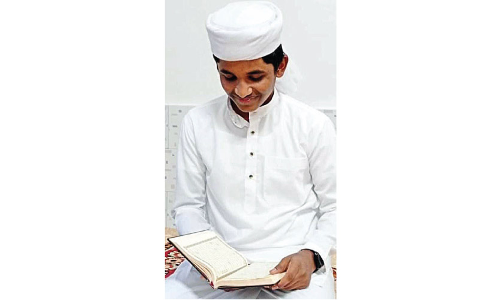 ദു​ര​ന്ത​ങ്ങ​ളെ മ​ന​ക്ക​രു​ത്തി​ൽ അ​തി​ജീ​വി​ച്ചു; ഖു​ർ​ആ​ൻ മ​നഃ​പാ​ഠ​മാ​ക്കി ഷാ​ഫി