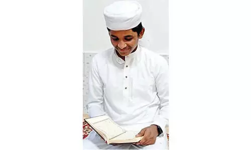 ദു​ര​ന്ത​ങ്ങ​ളെ മ​ന​ക്ക​രു​ത്തി​ൽ അ​തി​ജീ​വി​ച്ചു; ഖു​ർ​ആ​ൻ മ​നഃ​പാ​ഠ​മാ​ക്കി ഷാ​ഫി