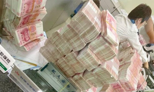 മാസ്​ക്​ ധരിക്കാൻ പറഞ്ഞതിന്​ ബാങ്കിൽ നിന്ന്​ 5.8 കോടി രൂപ പിൻവലിച്ച്​ കോടീശ്വരൻ; ജീവനക്കാരെ കൊണ്ട്​ നോട്ട്​ എണ്ണിപ്പിച്ചു