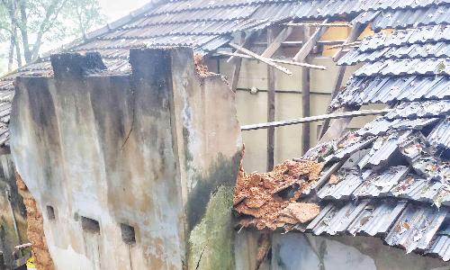 നിർധന കുടുംബത്തി​ന്‍റെ വീട് തകർന്നു