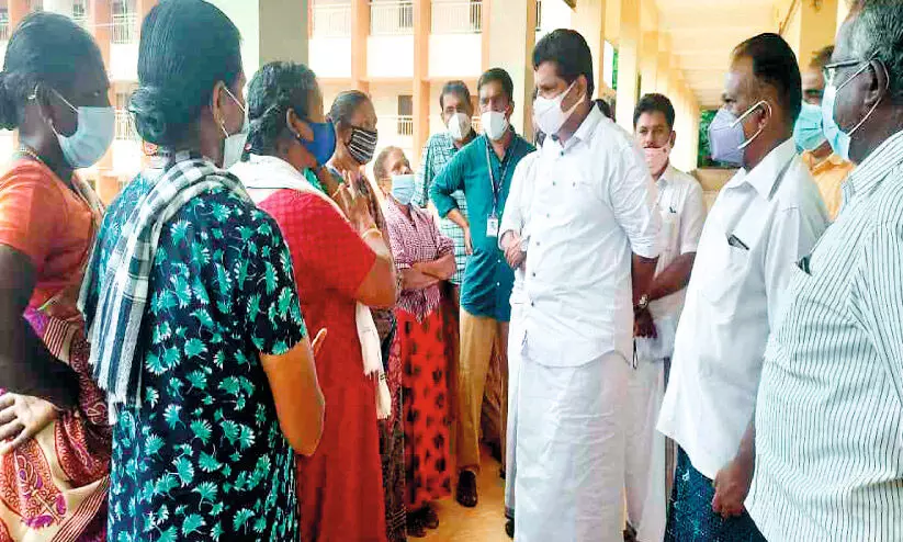 എം.എൽ.എയോട് ദുരിതം പറഞ്ഞ് ആർത്തലക്കുന്ന് കോളനിക്കാർ എം.എൽ.എയോട് ദുരിതം പറഞ്ഞ് ആർത്തലക്കുന്ന് കോളനിക്കാർ