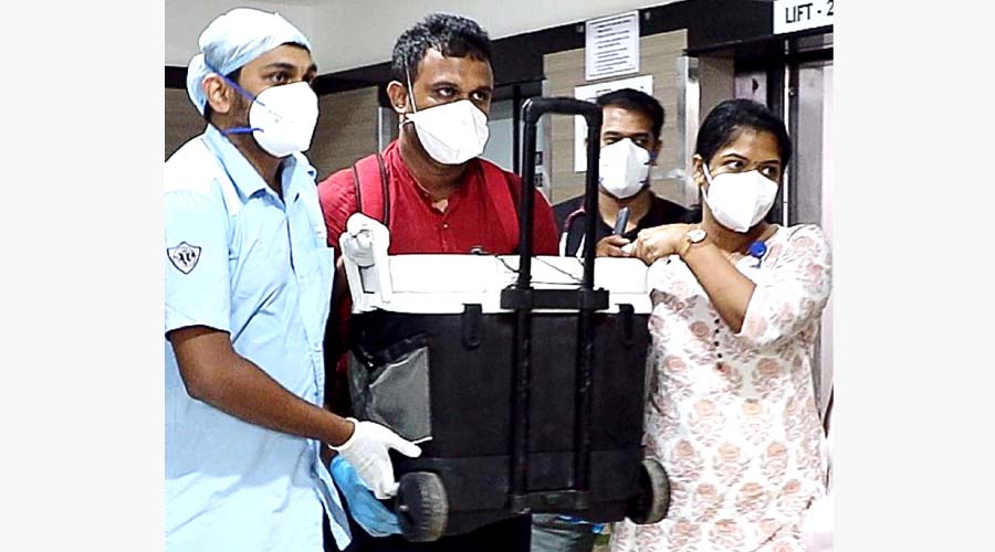 അവയവമാറ്റം: തിരുവനന്തപുരത്തുനിന്ന് കരള് ഹെലികോപ്ടർ വഴി കോഴിക്കോട്ടെത്തിച്ചു അവയവമാറ്റം: തിരുവനന്തപുരത്തുനിന്ന് കരള് ഹെലികോപ്ടർ വഴി കോഴിക്കോട്ടെത്തിച്ചു