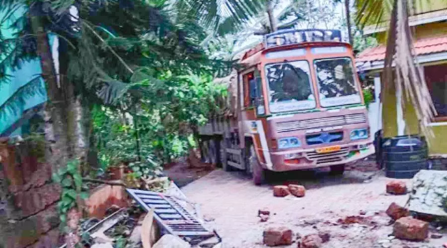 നി​യ​ന്ത്ര​ണം​വി​ട്ട ലോറി വീട്ടുമുറ്റത്തേക്ക് ഇടിച്ചുകയറി