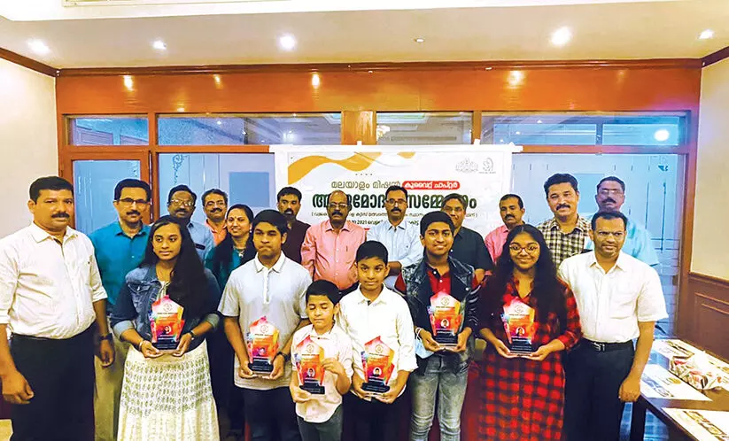 വജ്രകാന്തി ക്വിസ് മത്സരവിജയികളെ മലയാളം മിഷൻ അനുമോദിച്ചു വജ്രകാന്തി ക്വിസ് മത്സരവിജയികളെ മലയാളം മിഷൻ അനുമോദിച്ചു